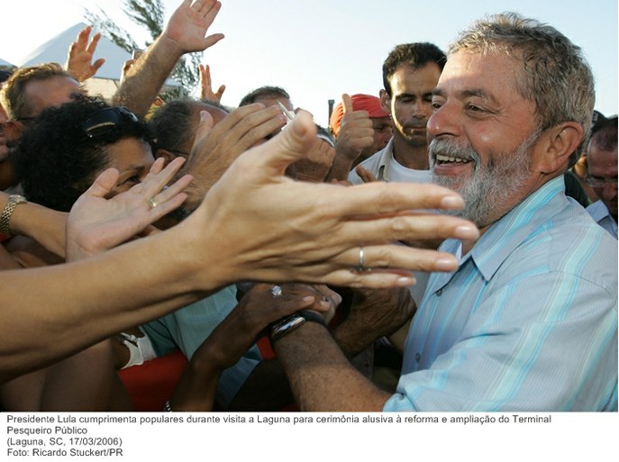 Presidente Lula cumprimenta populares durante visita a Laguna para cerimônia alusiva à reforma e ampliação do Terminal Pesqueiro Público.jpg
