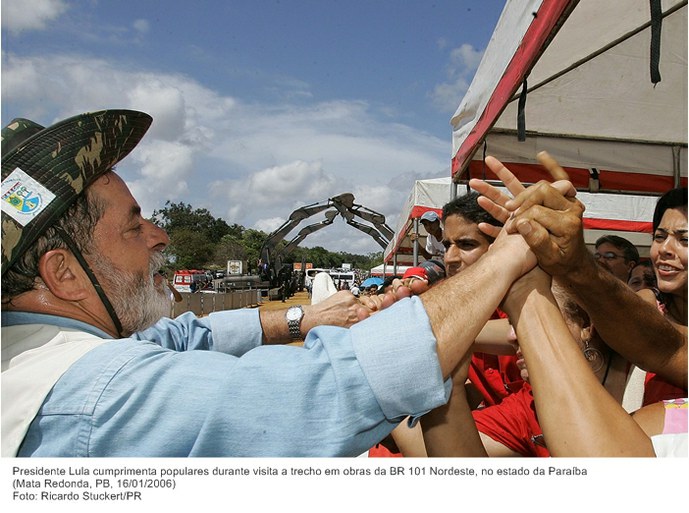 Presidente Lula cumprimenta populares durante visita a trecho em obras da BR 101 Nordeste, no estado da Paraíba.jpg