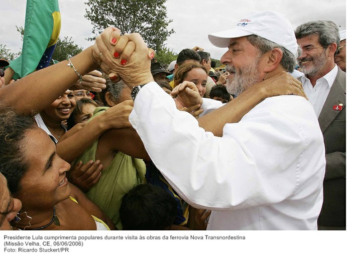 Presidente Lula cumprimenta populares durante visita às obras da ferrovia Nova Transnordestina.jpg