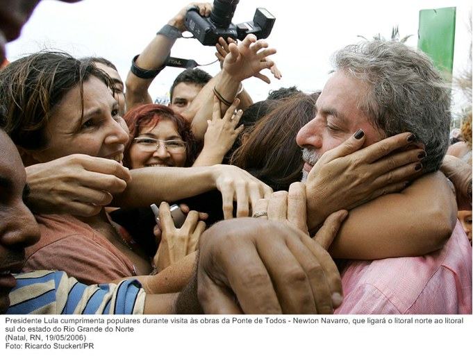 Presidente Lula cumprimenta populares durante visita às obras da Ponte de Todos - Newton Navarro, que ligará o litoral norte ao litoral sul do estado do Rio Grande do Norte.jpg
