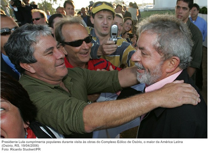 Presidente Lula cumprimenta populares durante visita às obras do Complexo Eólico de Osório, o maior da América Latina.jpg