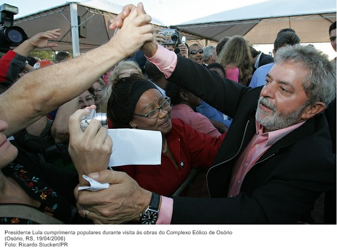 Presidente Lula cumprimenta populares durante visita às obras do Complexo Eólico de Osório.jpg