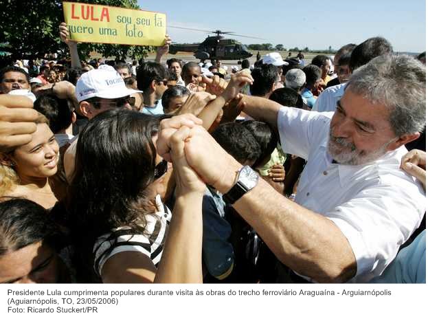 Presidente Lula cumprimenta populares durante visita às obras do trecho ferroviário Araguaína - Arguiarnópolis (2).jpg