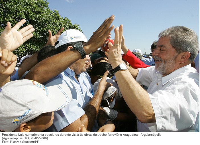 Presidente Lula cumprimenta populares durante visita às obras do trecho ferroviário Araguaína - Arguiarnópolis.jpg
