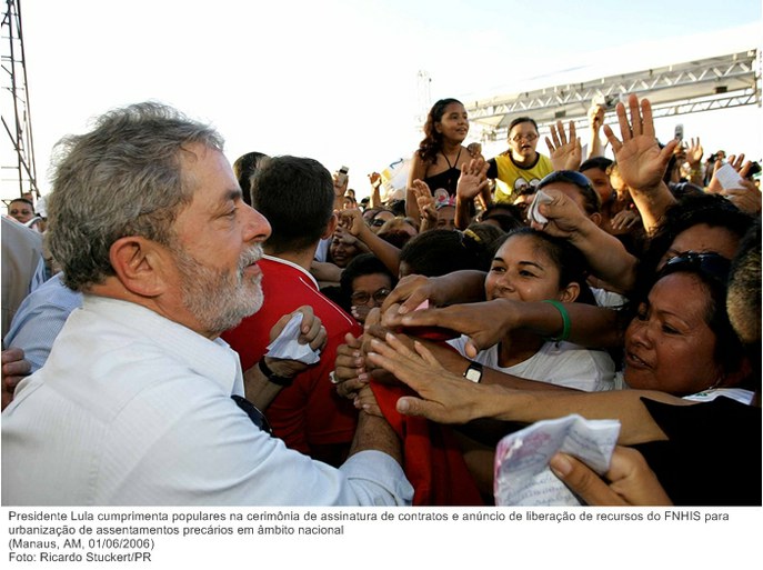 Presidente Lula cumprimenta populares na cerimônia de assinatura de contratos e anúncio de liberação de recursos do FNHIS para urbanização de assentamentos precários em âmbito nacional.jpg