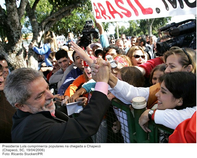 Presidente Lula cumprimenta populares na chegada a Chapecó.jpg