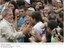 Presidente Lula cumprimenta populares na chegada à Paróquia Nossa Senhora da Boa Viagem, onde assistiu à Missa em comemoração ao Dia do Trabalhador.jpg