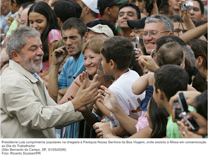 Presidente Lula cumprimenta populares na chegada à Paróquia Nossa Senhora da Boa Viagem, onde assistiu à Missa em comemoração ao Dia do Trabalhador.jpg