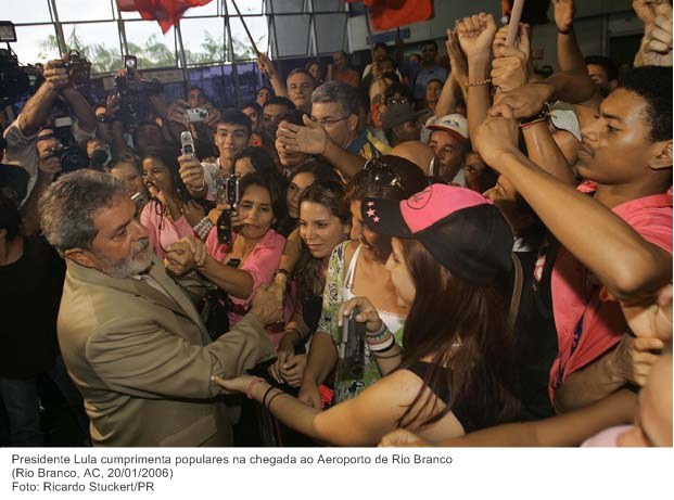 Presidente Lula cumprimenta populares na chegada ao Aeroporto de Rio Branco.jpg