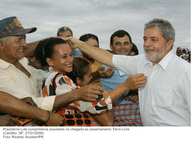 Presidente Lula cumprimenta populares na chegada ao assentamento Terra Livre.jpg