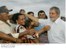 Presidente Lula cumprimenta populares na chegada ao assentamento Terra Livre.jpg
