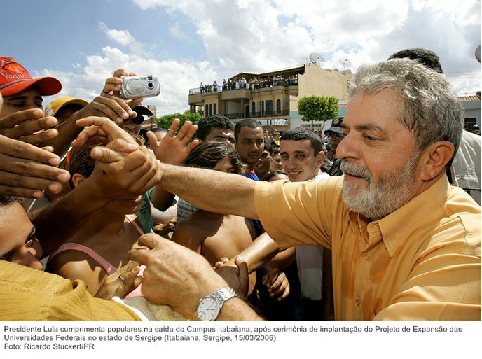 Presidente Lula cumprimenta populares na saída do Campus Itabaiana, após cerimônia de implantação do Projeto de Expansão das Universidades Federais no estado de Sergipe.jpg