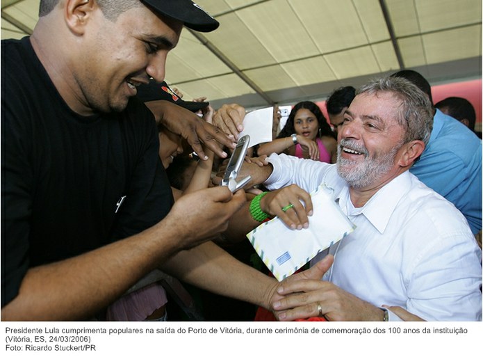 Presidente Lula cumprimenta populares na saída do Porto de Vitória, durante cerimônia de comemoração dos 100 anos da instituição.jpg