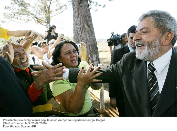 Presidente Lula cumprimenta populares no Aeroporto Brigadeiro Doorgal Borges.jpg