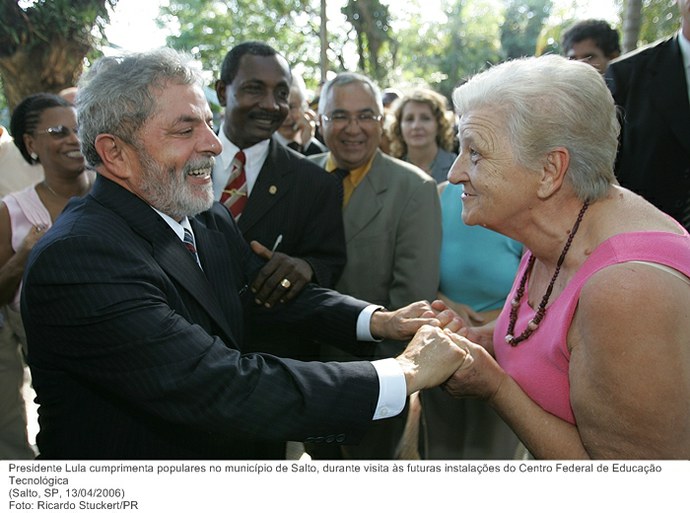 Presidente Lula cumprimenta populares no município de Salto, durante visita às futuras instalações do Centro Federal de Educação Tecnológica.jpg