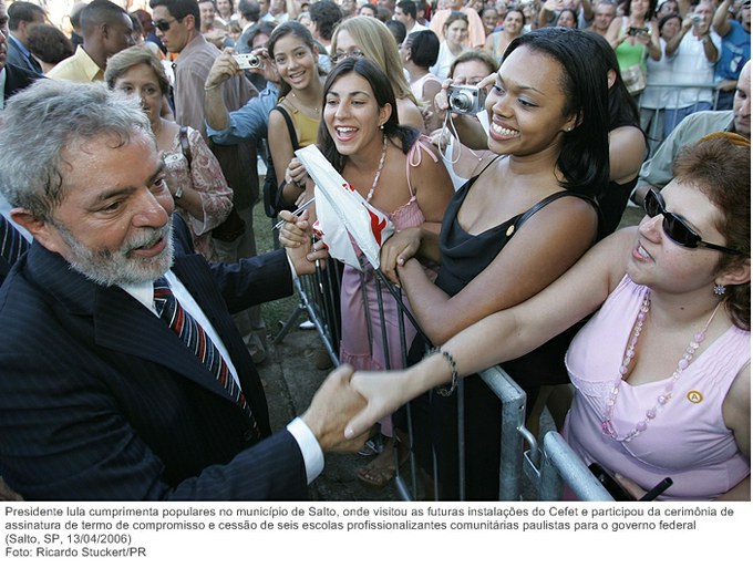 Presidente lula cumprimenta populares no município de Salto, onde visitou as futuras instalações do Cefet e participou da cerimônia de assinatura de termo de compromisso.jpg