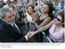 Presidente lula cumprimenta populares no município de Salto, onde visitou as futuras instalações do Cefet e participou da cerimônia de assinatura de termo de compromisso.jpg
