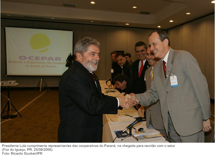 Presidente Lula cumprimenta representantes das cooperativas do Paraná, na chegada para reunião com o setor.jpg