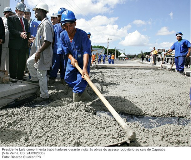 Presidente Lula cumprimenta trabalhadores durante visita às obras do acesso rodoviário ao cais de Capuaba.jpg