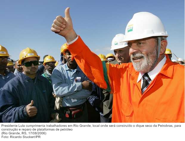 Presidente Lula cumprimenta trabalhadores em Rio Grande, local onde será construído o dique seco da Petrobras, para construção e reparo de plataformas de petróleo.jpg