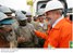 Presidente Lula cumprimenta trabalhadores que estão executando as obras das plataformas P-51 e P-52.jpg