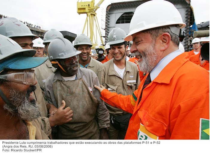 Presidente Lula cumprimenta trabalhadores que estão executando as obras das plataformas P-51 e P-52.jpg
