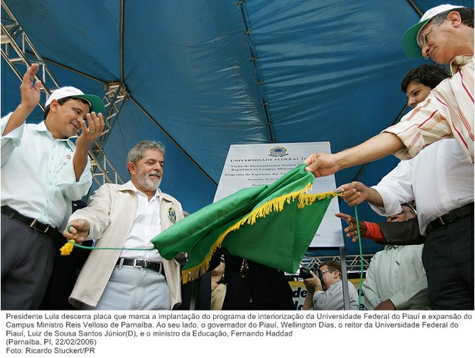 Presidente Lula descerra placa que marca a implantação do programa de interiorização da Universidade Federal do Piauí e expansão do Campus Ministro Reis Velloso de Parnaíba.jpg