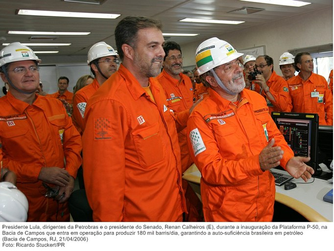 Presidente Lula, dirigentes da Petrobras e o presidente do Senado, Renan Calheiros (E), durante a inauguração da Plataforma P-50, na Bacia de Campos.jpg