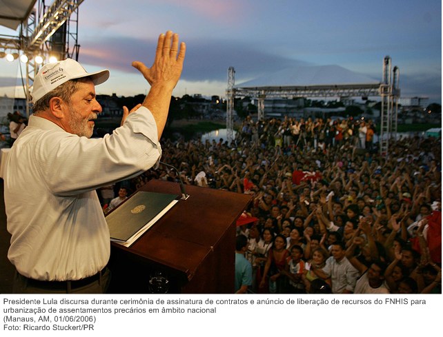 Presidente Lula discursa durante cerimônia de assinatura de contratos e anúncio de liberação de recursos do FNHIS para urbanização de assentamentos precários em âmbito nacional.jpg