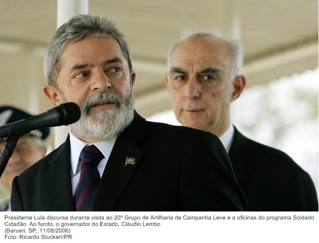 Presidente Lula discursa durante visita ao 20º Grupo de Artilharia de Campanha Leve e a oficinas do programa Soldado Cidadão. Ao fundo, o governador do Estado, Cláudio Lembo.jpg
