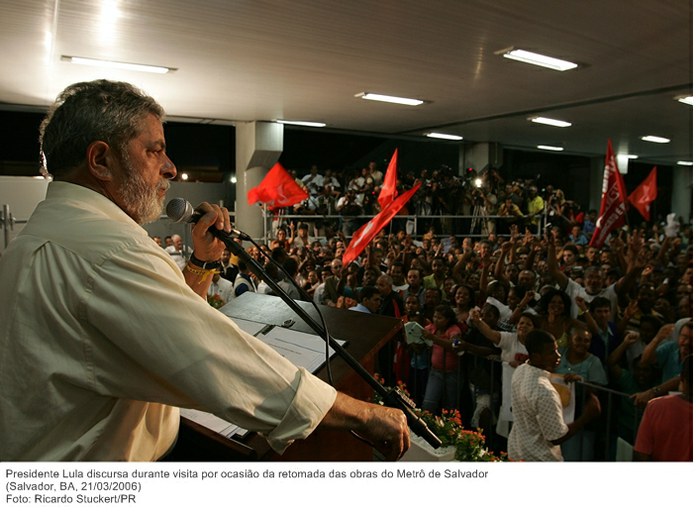 Presidente Lula discursa durante visita por ocasião da retomada das obras do Metrô de Salvador.jpg