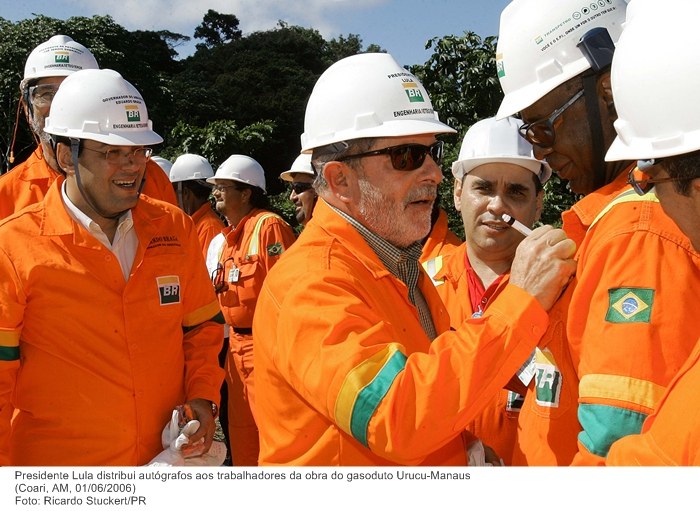 Presidente Lula distribui autógrafos aos trabalhadores da obra do gasoduto Urucu-Manaus.jpg
