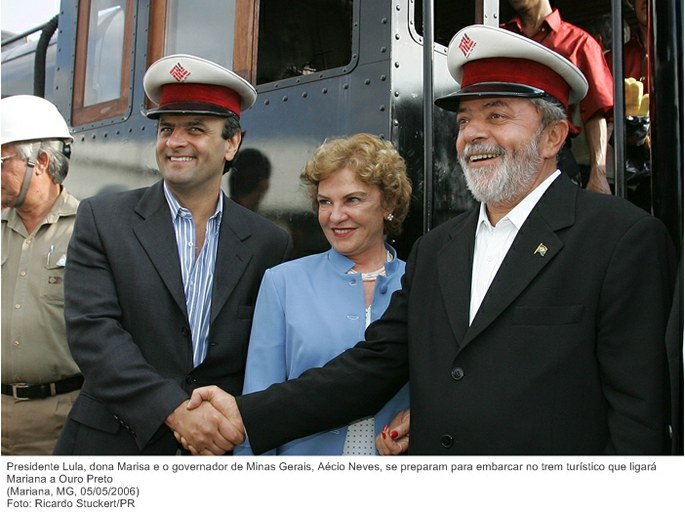 Presidente Lula, dona Marisa e o governador de Minas Gerais, Aécio Neves, se preparam para embarcar no trem turístico que ligará Mariana a Ouro Preto.jpg