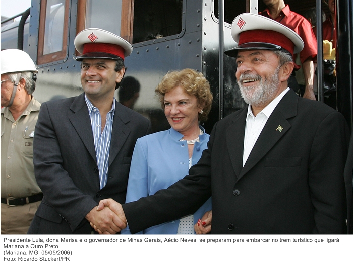 Presidente Lula, dona Marisa e o governador de Minas Gerais, Aécio Neves, se preparam para embarcar no trem turístico que ligará Mariana a Ouro Preto.jpg