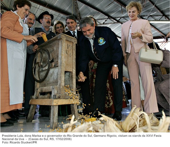 Presidente Lula, dona Marisa e o governador do Rio Grande do Sul, Germano Rigotto, visitam os stands da XXVI Festa Nacional da Uva.jpg