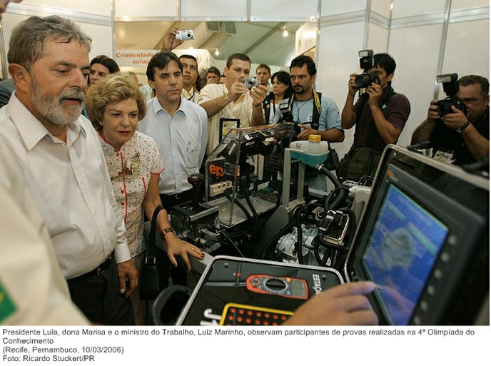 Presidente Lula, dona Marisa e o ministro do Trabalho, Luiz Marinho, observam participantes de provas realizadas na 4ª Olimpíada do Conhecimento.jpg