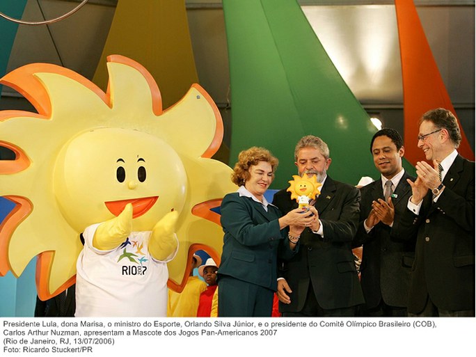 Presidente Lula, dona Marisa, o ministro do Esporte, Orlando Silva Júnior, e o presidente do Comitê Olímpico Brasileiro (COB), Carlos Arthur Nuzman, apresentam a Mascote dos Jogos Pan-American.jpg