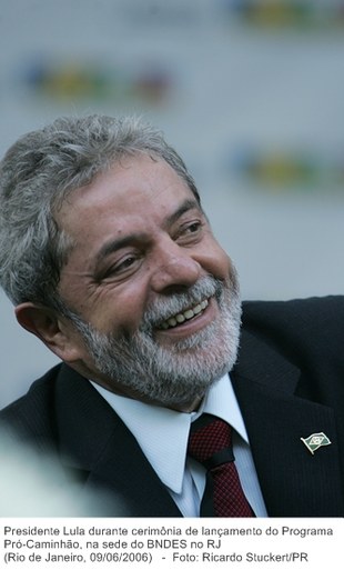 Presidente Lula durante cerimônia de lançamento do Programa Pró-Caminhão, na sede do BNDES no RJ.jpg