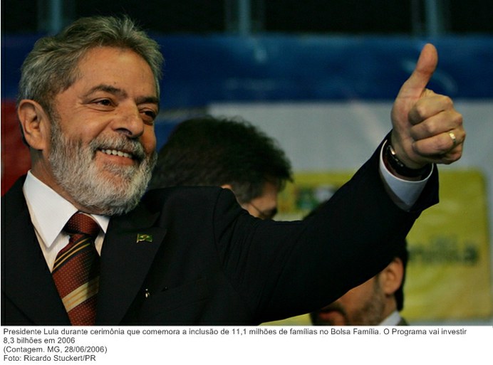 Presidente Lula durante cerimônia que comemora a inclusão de 11,1 milhões de famílias no Bolsa Família. O Programa vai investir 8,3 bilhões em 2006.jpg