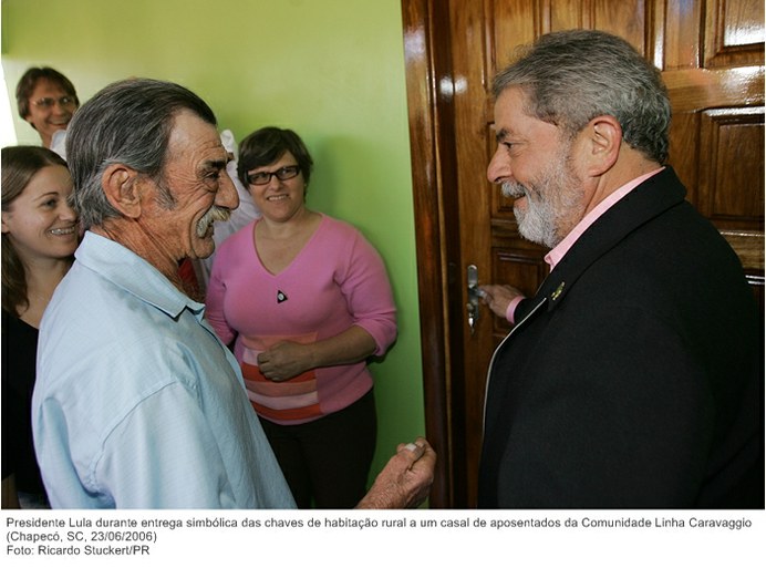 Presidente Lula durante entrega simbólica das chaves de habitação rural a um casal de aposentados da Comunidade Linha Caravaggio.jpg