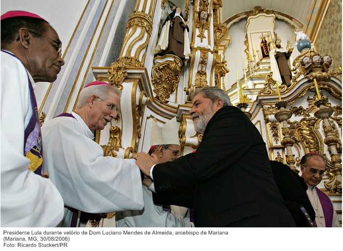 Presidente Lula durante velório de Dom Luciano Mendes de Almeida, arcebispo de Mariana.jpg