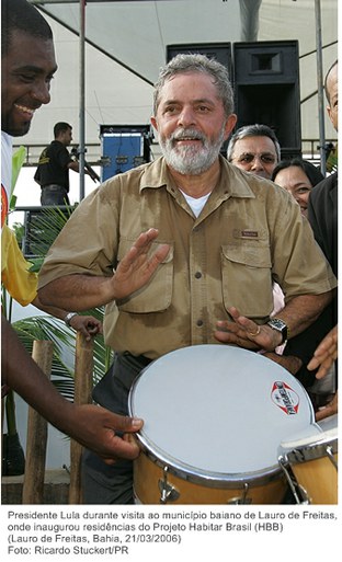 Presidente Lula durante visita ao município baiano de Lauro de Freitas, onde inaugurou residências do Projeto Habitar Brasil (HBB).jpg