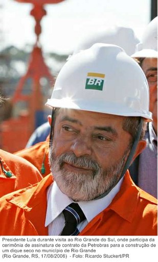 Presidente Lula durante visita ao Rio Grande do Sul, onde participa da cerimônia de assinatura de contrato da Petrobras para a construção de um dique seco no município de Rio Grande.jpg