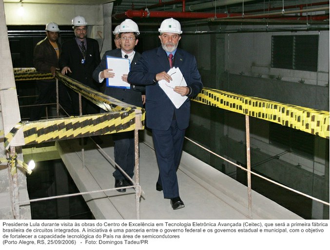 Presidente Lula durante visita às obras do Centro de Excelência em Tecnologia Eletrônica Avançada (Ceitec), que será a primeira fábrica brasileira de circuitos integrados.jpg
