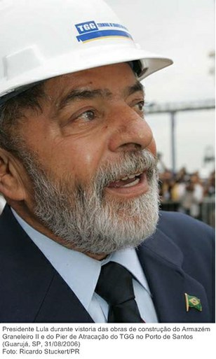 Presidente Lula durante vistoria das obras de construção do Armazém Graneleiro II e do Pier de Atracação do TGG no Porto de Santos.jpg