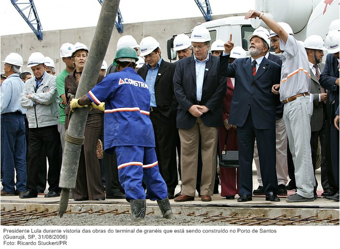 Presidente Lula durante vistoria das obras do terminal de granéis que está sendo construído no Porto de Santos.jpg