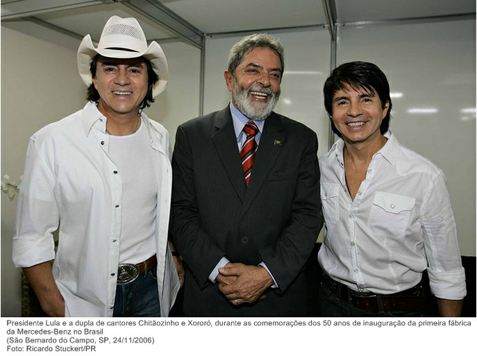 Presidente Lula e a dupla de cantores Chitãozinho e Xororó, durante as comemorações dos 50 anos de inauguração da primeira fábrica da Mercedes-Benz no Brasil.jpg