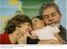 Presidente Lula e a primeira-dama Marisa Letícia abraçam bebê durante encontro natalino com catadores de materiais recicláveis e população de rua.jpg