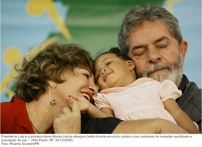 Presidente Lula e a primeira-dama Marisa Letícia abraçam bebê durante encontro natalino com catadores de materiais recicláveis e população de rua.jpg