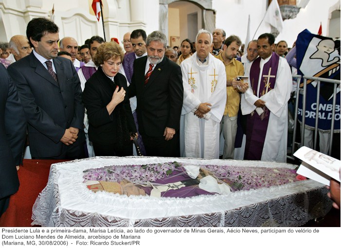 Presidente Lula e a primeira-dama, Marisa Letícia, ao lado do governador de Minas Gerais, Aécio Neves, participam do velório de Dom Luciano Mendes de Almeida, arcebispo de Mariana.jpg